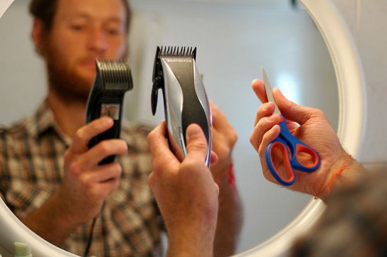 gunting (lebih disukai dirancang khusus untuk memotong rambut);   sisir untuk rambut dengan gigi lebar untuk janggut dan gigi halus untuk kumis (opsional);   gunting rambut atau jenggot dengan nozel (lebih baik memilih model yang dapat diisi ulang dan nirkabel);   cermin besar (bisa diperbesar atau rangkap tiga)